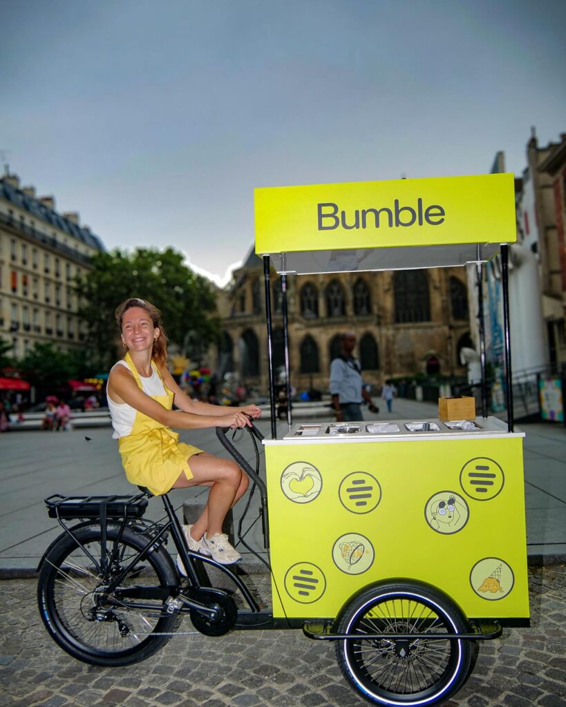 Exemple d'une action de street marketing avec la marque Bumble