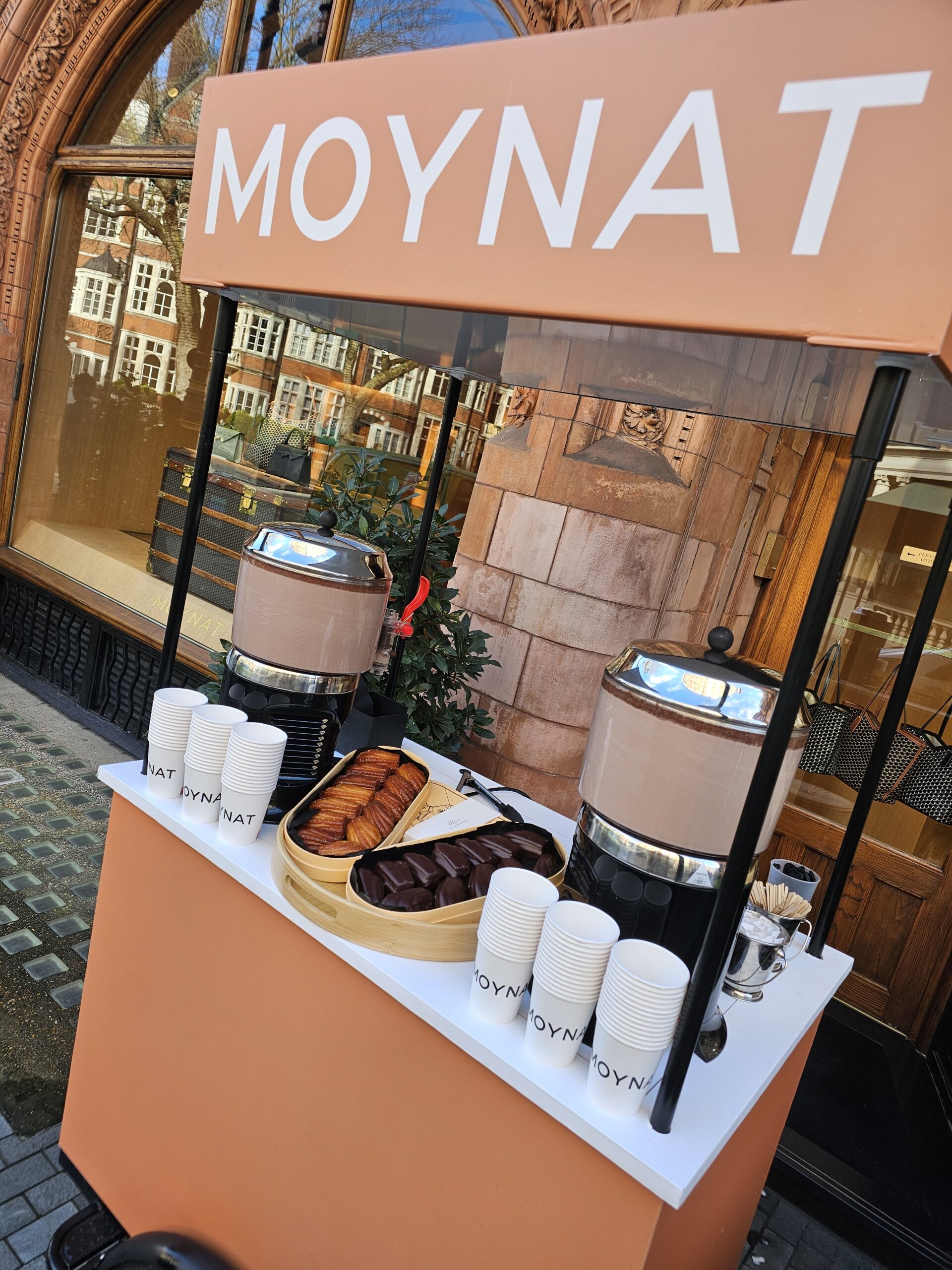 Animation chocolat chaud événementielle avec kiosque personnalisé pour une entreprise