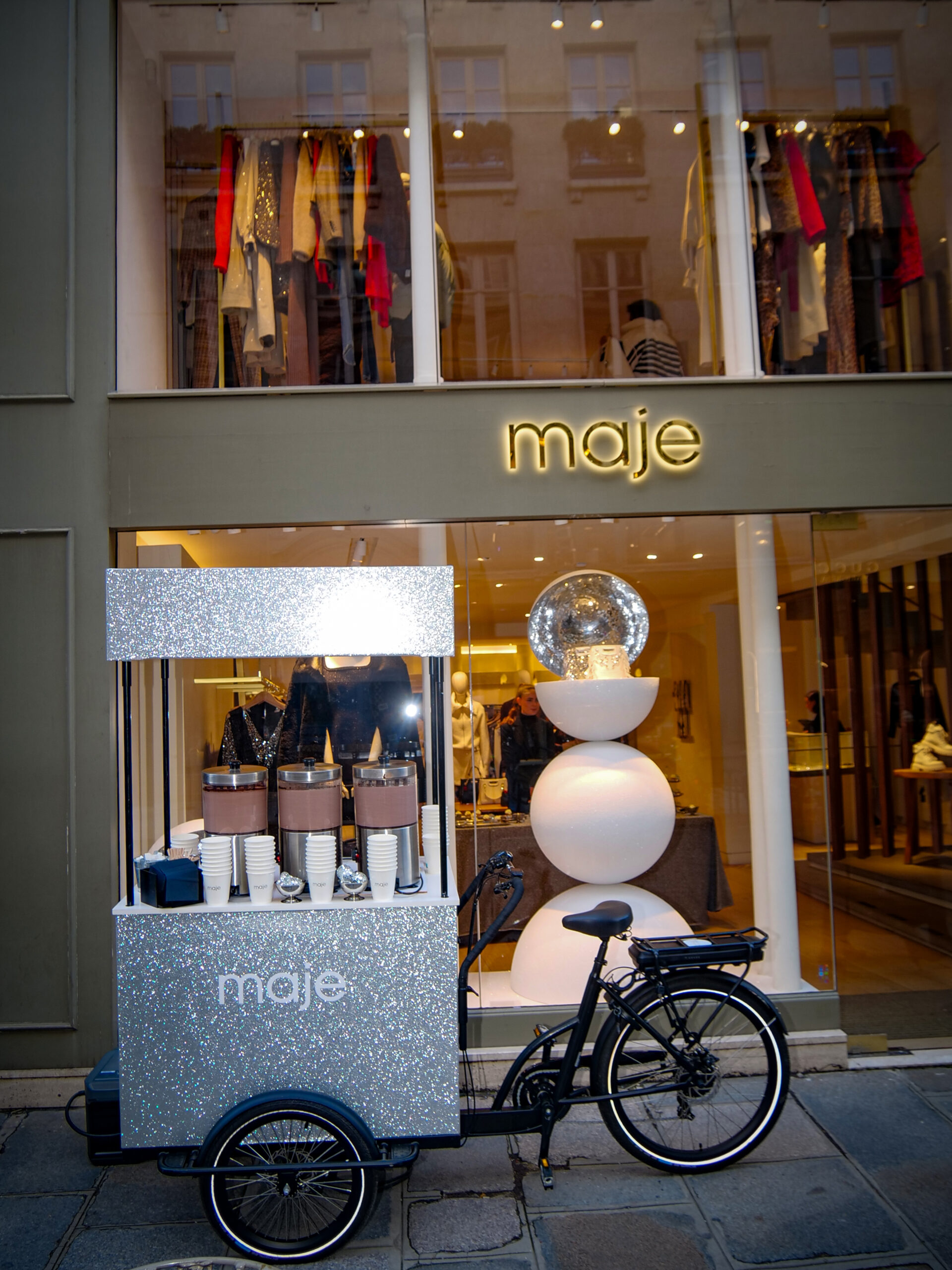 Triporteur personnalisé Les Charrettes de Lily pour une animation de street marketing à Paris.