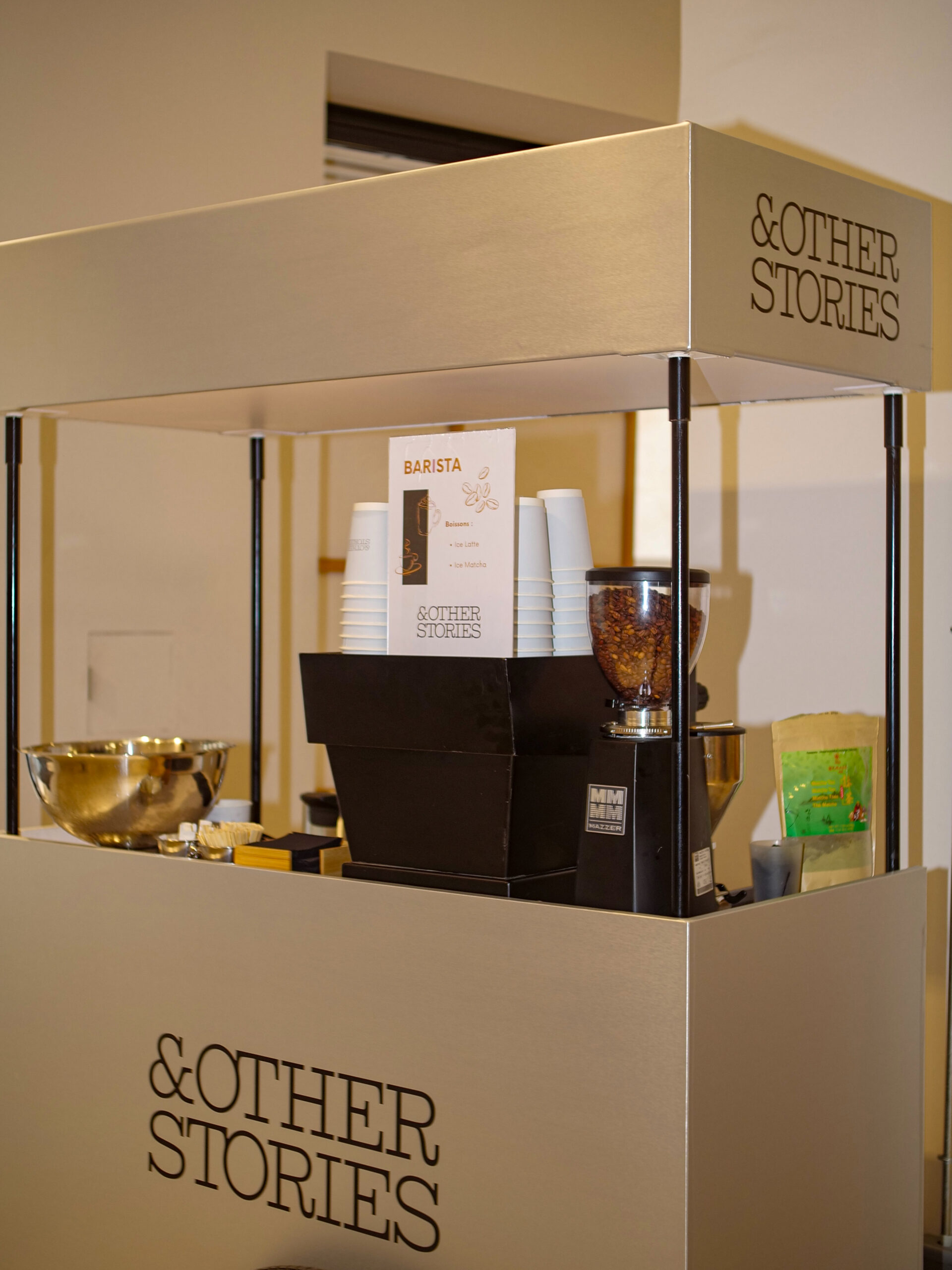 Kiosque café événementiel personnalisé pour une animation barista en entreprise, avec service de cafés premium par Les Charrettes de Lily.