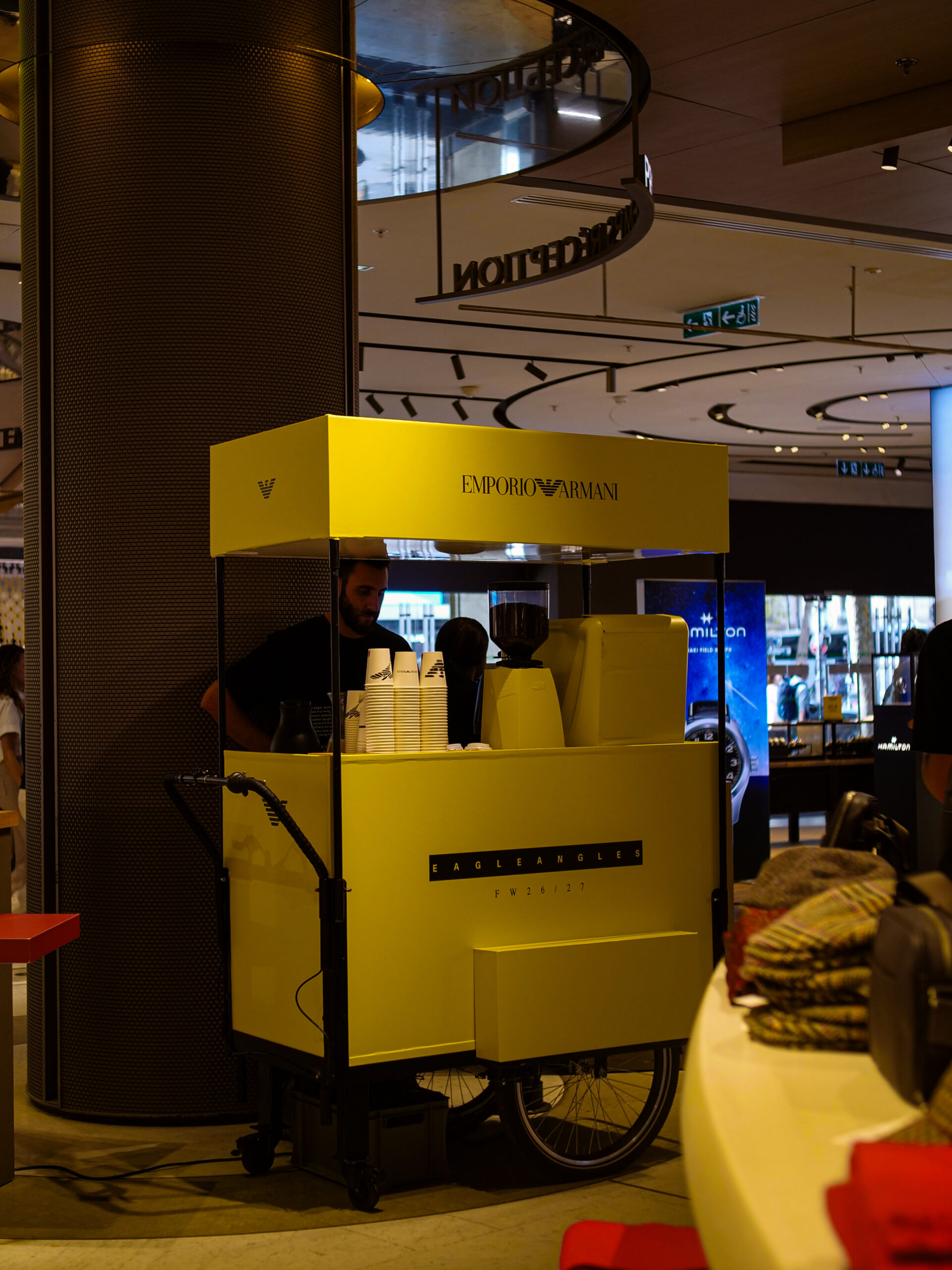 Animation barista à Paris avec kiosque café personnalisé et coffee corner professionnel pour un événement d'entreprise.