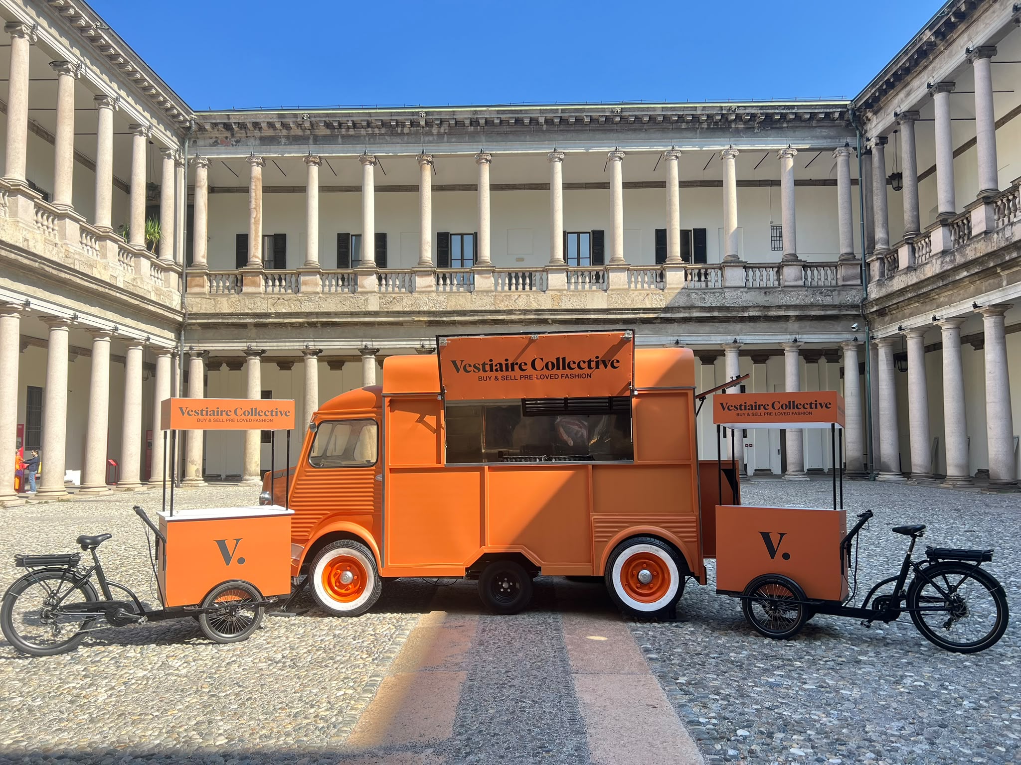 Food truck Citroën HY orange personnalisé aux couleurs de Vestiaire Collective, avec des visiteurs devant le camion lors d'une opération de street marketing.