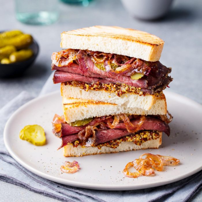roast-beef-sandwich-plate-with-pickles