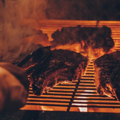 viande en cuisson sur le barbecue