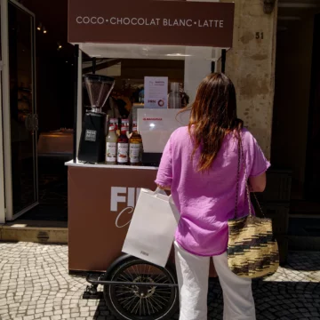 Quand le café glacé rencontre l’élégance… Pour Maison Firn × Charly Salvator, on a