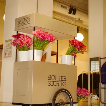 🌸 Paris fleurit avec & Other Stories ! Nous avons eu le plaisir d'accompagner