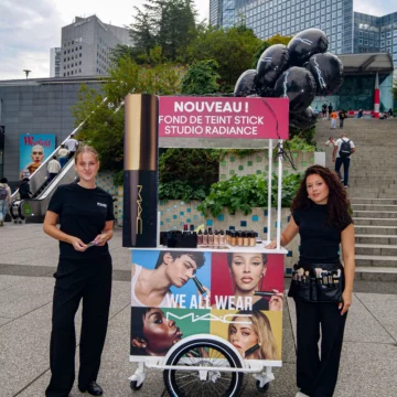 💋 Quand le street marketing rencontre l’univers de la beauté ! Pour accompagner le